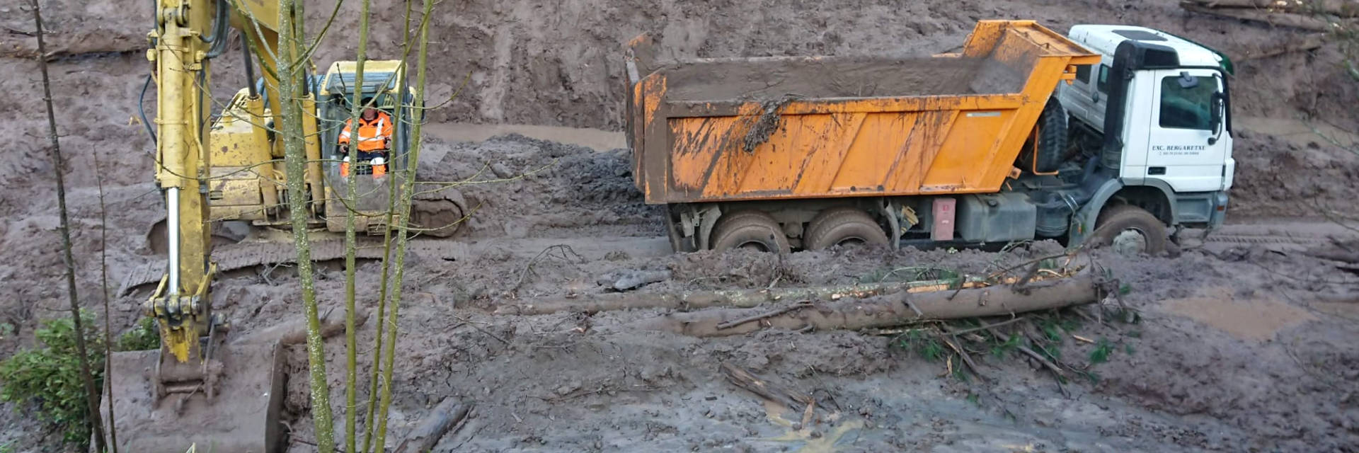 Excavadora cargando camion -  Excavaciones Bergaretxe