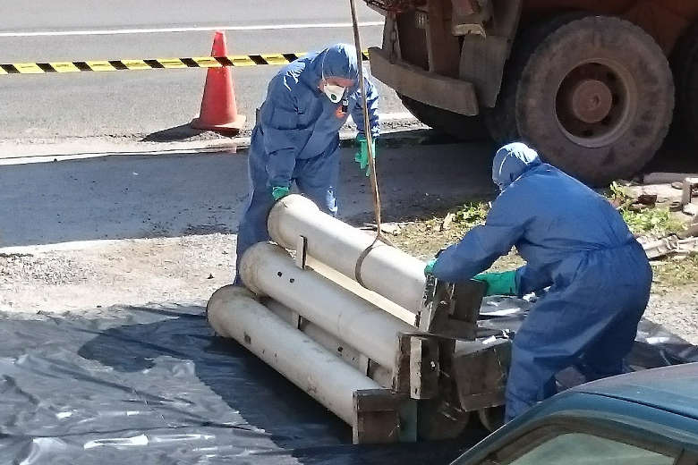 Operarios manipulando amianto - Excavaciones Bergaretxe