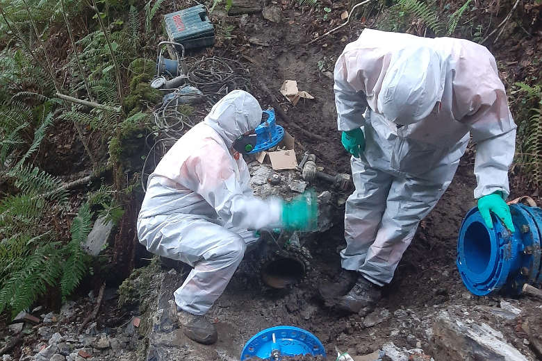 Operarios protegidos trabajando en zona amianto - Excavaciones Bergaretxe